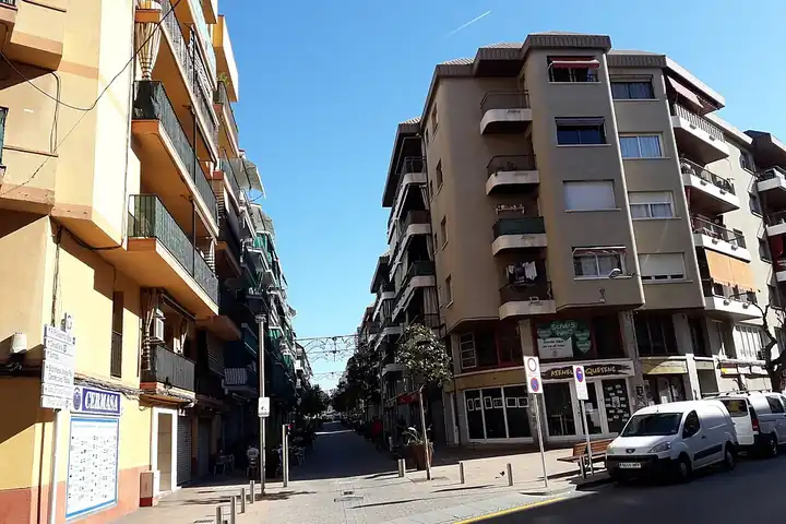 Carrer comercial de les Roquetes