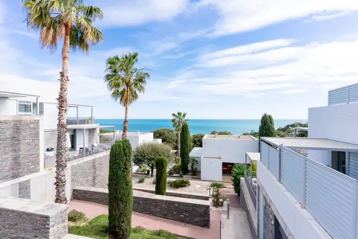 Urbanització residencial amb vistes al mar