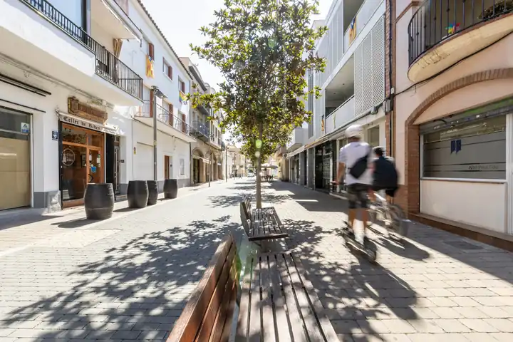 Carrer comercial de vianants de Sant Pere de Ribes amb el Celler de Ribes