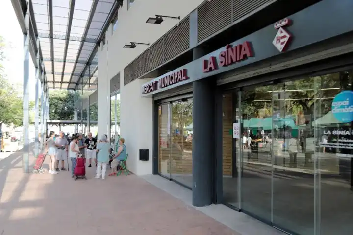 Entrada del Mercat Municipal la Sínia