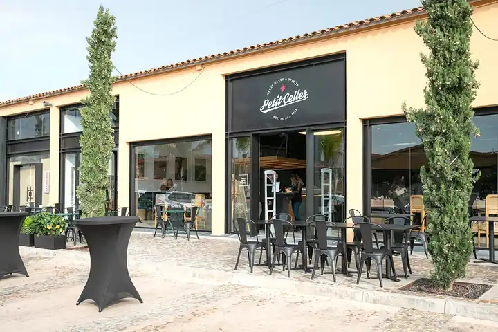 Terrassa de la botiga de vins Petit Celler
