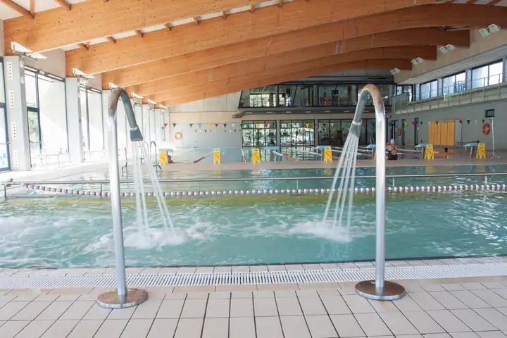 Piscina cubierta con chorros de hidromasaje y calles de natación