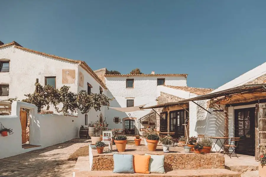 Patio de una masía con alojamiento en Sant Pere de Ribes
