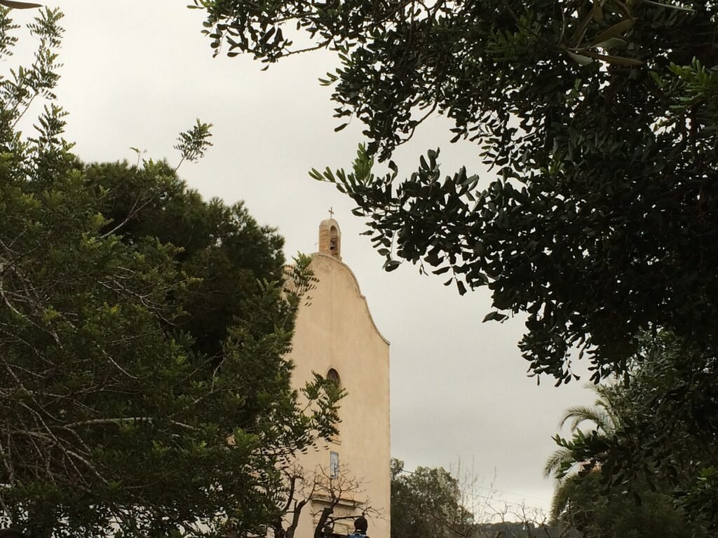 Ermita de Sant Pau entre árboles