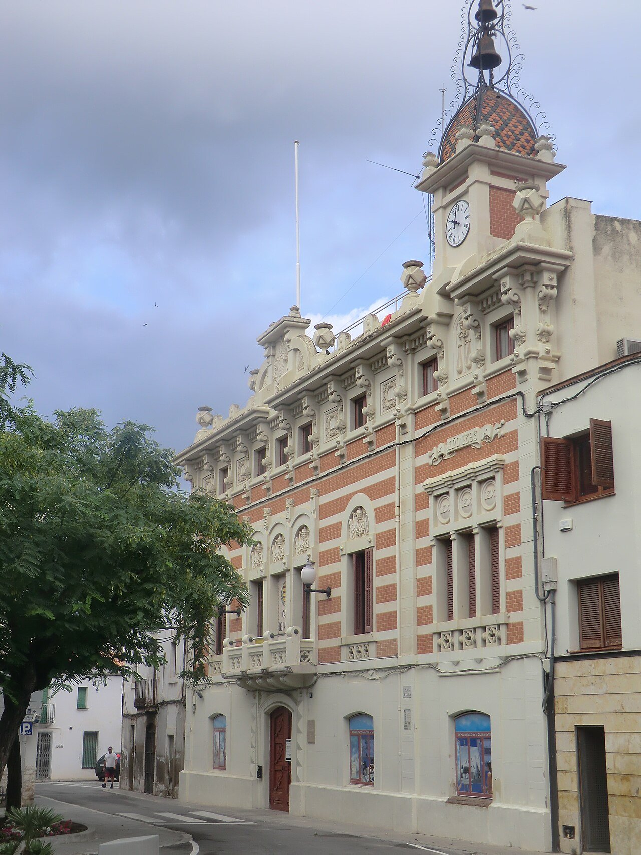 Casa de la Vila de Sant Pere de Ribes con su reloj