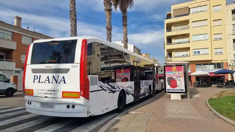 Autobús de la empresa Plana en una parada de Sant Pere de Ribes