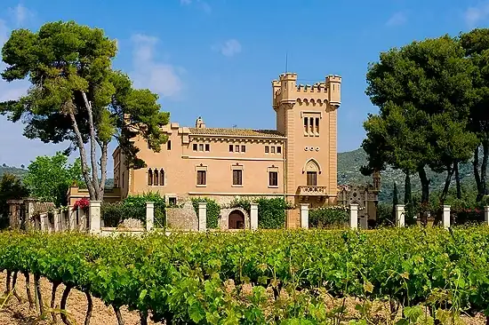 Masía con torre almenada entre viñedos en Sant Pere de Ribes