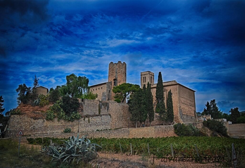 Castillo de Ribes y Església Vella entre viñas