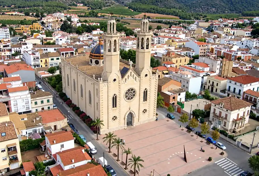 Vista aérea de la iglesia de Sant Pere y el centro de Sant Pere de Ribes